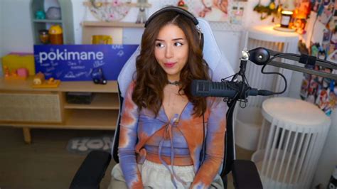 twitch streamer slip|Pokimane panics after accidental wardrobe。